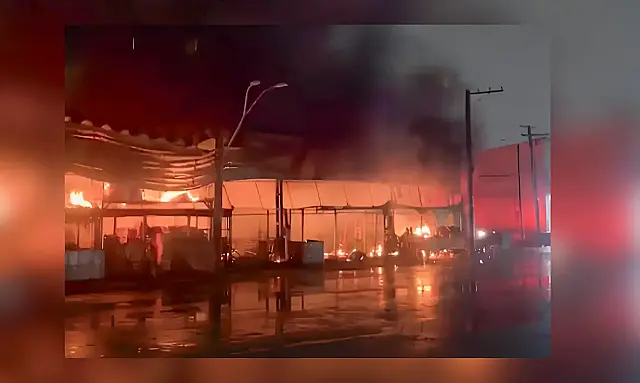 Incêndio destrói 320 boxes na Ceagesp e ameaça abastecimento de frutas em São Paulo