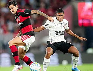 Flamengo vence o Corinthians no fim e reassume a liderança do Brasileirão