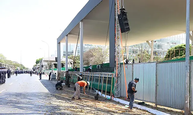 Esplanada dos Ministérios se prepara para o tradicional desfile cívico militar de 7 de Setembro com foco em temas sociais e geopolíticos.