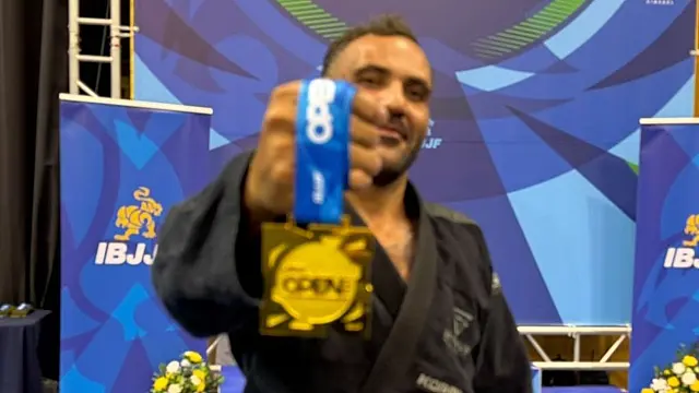 Agente de trânsito de São Vicente conquista ouro no jiu-jítsu em Portugal após 20 anos de dedicação