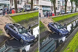 Carro cai no Canal 3 em Santos e motorista de 75 anos é resgatado pelos bombeiros