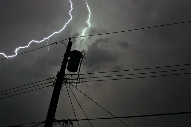 Quedas de energia no Guarujá danificam aparelhos e fiação de condomínio pega fogo.