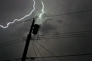 Quedas de energia no Guarujá causam prejuízos e fiação de condomínio pega fogo