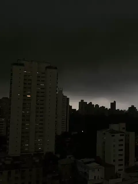 São Paulo sai de alerta para alagamentos após córregos transbordarem; risco de chuva forte continua