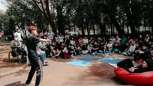 Cultura Inglesa Festival tem teatro em Santos, slam no Masp, cinema grátis e show de Agnes Nunes