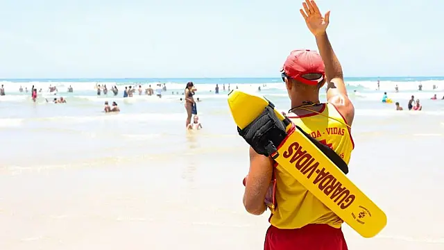 Guarda-vidas salvam 28 banhistas no litoral de SP em três dias; Guarujá concentra mais resgates