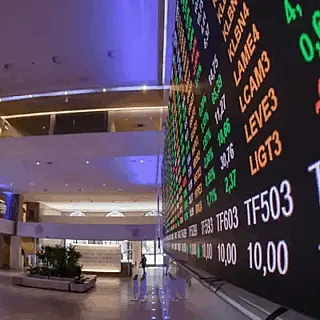 Ibovespa supera 200 mil pontos e dólar cai abaixo de R$ 5 após primeiro turno