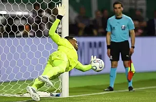 Carlos Miguel defende pênalti de Nonato, Palmeiras elimina Fluminense e chega à final da Libertadores