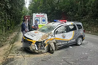 Três policiais ficam feridos após viatura bater em barranco em rodovia da Baixada Santista