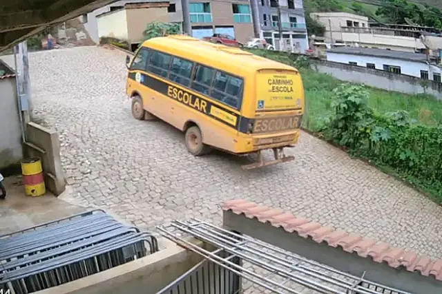 Micro-ônibus escolar perde controle em subida, desce de ré e cai em rio em Minas Gerais.