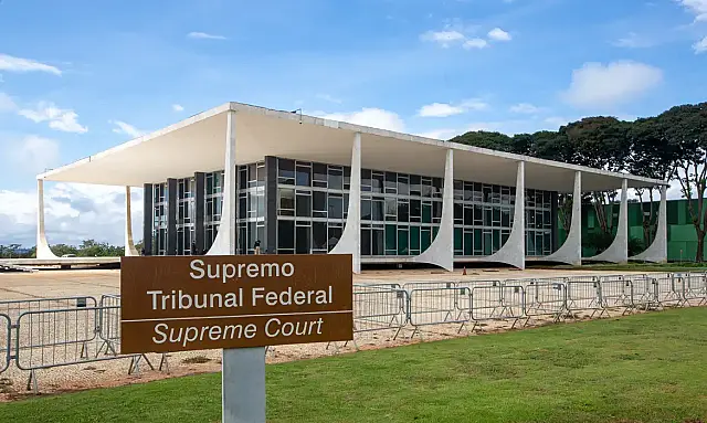 Homem é preso após tentar invadir sede do STF e lançar mochila perto do prédio